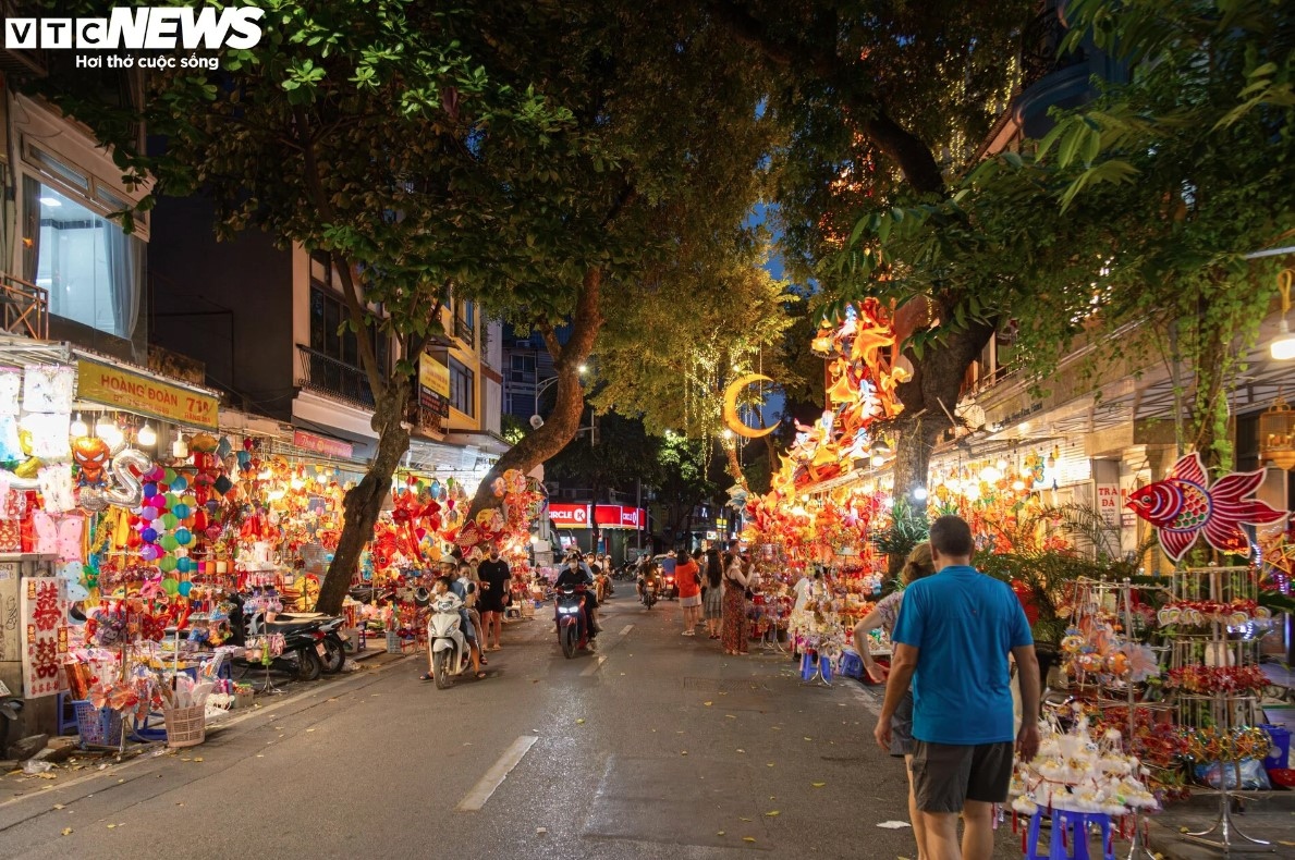 The Mid-Autumn festival, known as Tet Trung Thu in Vietnamese, is one of the nation’s largest celebrations. Although the festival is largely aimed at children, recent years has seen the event enjoyed by people of all ages.