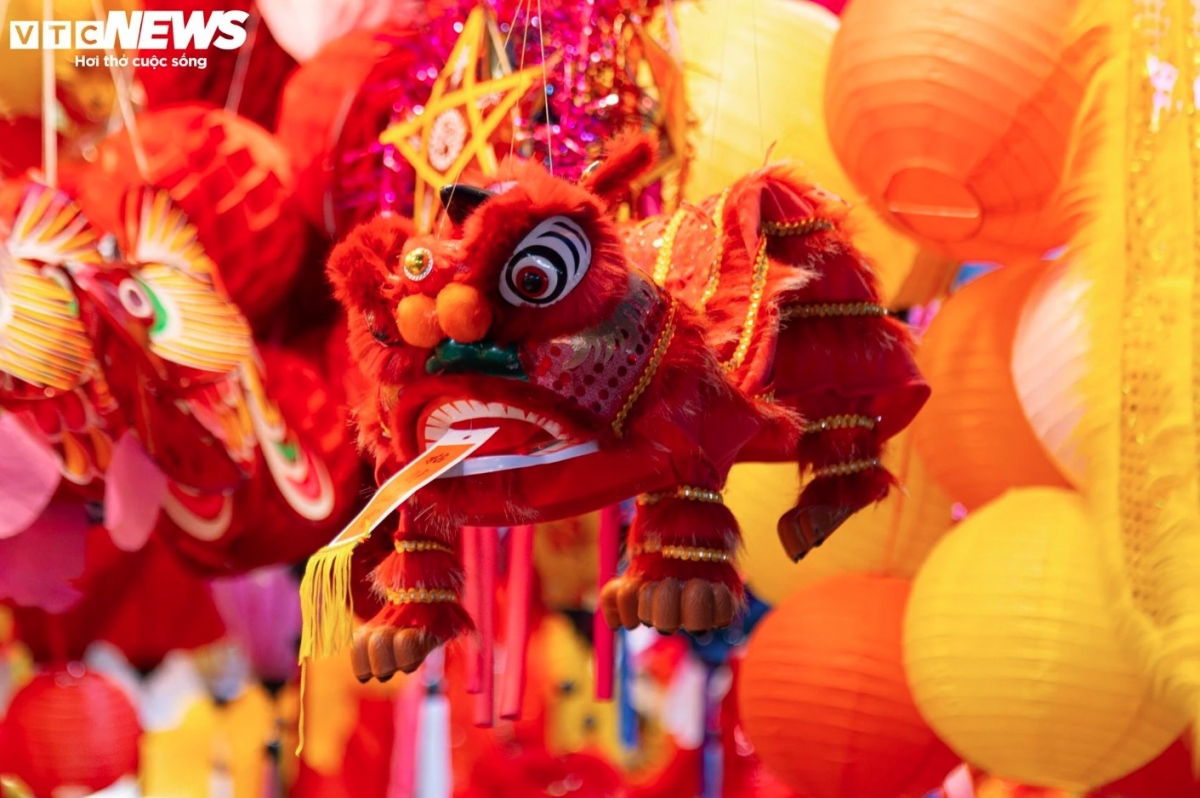 The prices of lion heads range from VND300,000 to VND600,000 each.