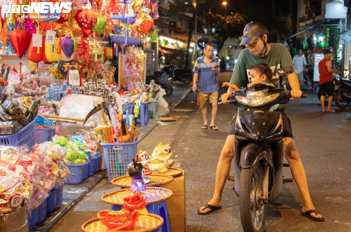 The Mid-Autumn festival usually sees children given special gifts for them to enjoy.