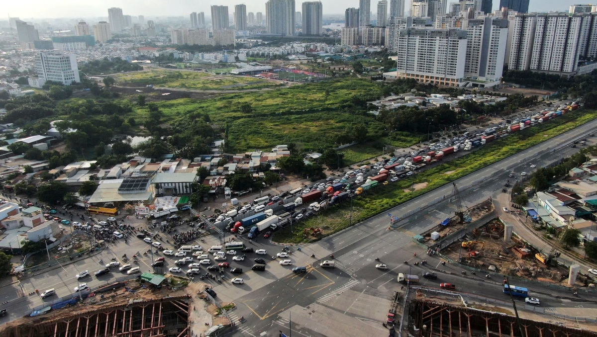 Người và phương tiện rất vất vả để qua khu vực này (ảnh G.A)