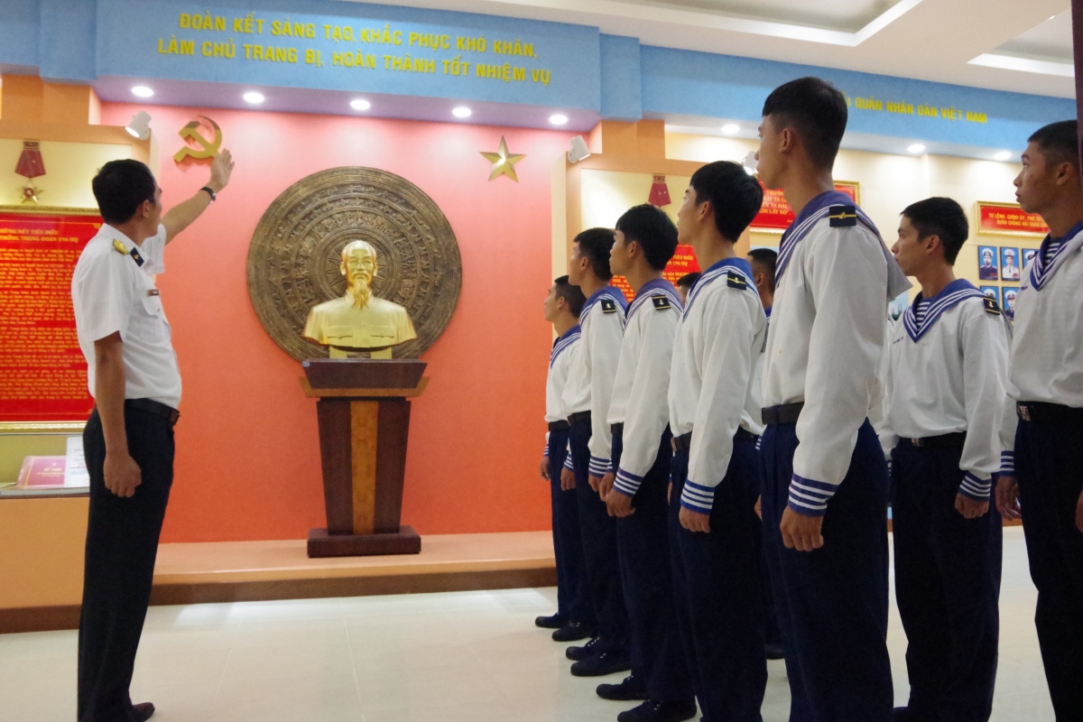 Giáo dục truyền thống cho chiến sĩ mới