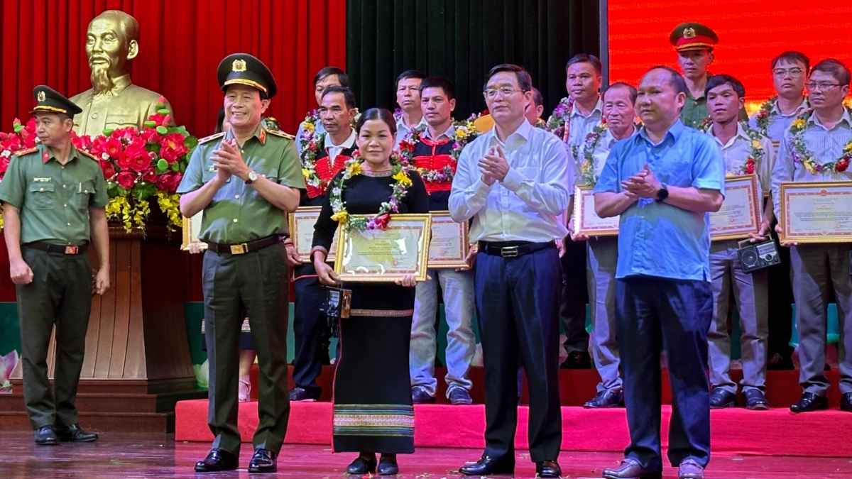 Bộ Công an tặng bằng khen 86 tập thể, cá nhân tiêu biểu đại diện cho các mô hình, điển hình tiên tiến trong phong trào toàn dân bảo vệ an ninh Tổ quốc vùng đồng bào dân tộc thiểu số khu vực Tây Nguyên