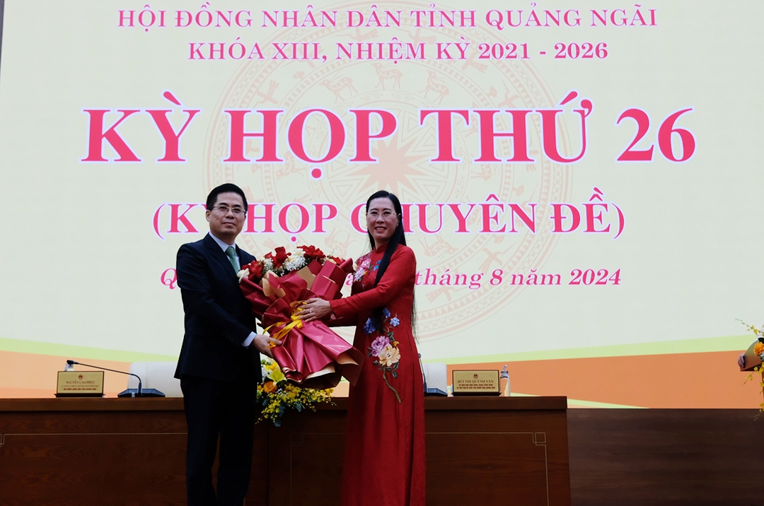Bà Bùi Thị Quỳnh Vân, Bí thư Tỉnh ủy Quảng Ngãi tặng hoa chúc mừng tân Chủ tịch UBND tỉnh Quảng Ngãi Nguyễn Hoàng Giang 