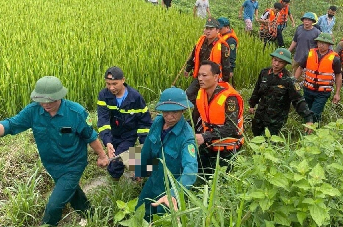 Lực lượng chức năng tìm thấy thi thể của các nạn nhân - Ảnh: Vĩnh Phúc 24h