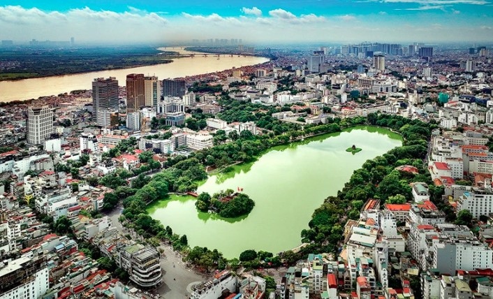 The first day of the four-day National Day holiday sees Noi Bai International Airport busier than usual, receiving 95,000 arrivals and 557 flights on August 31.