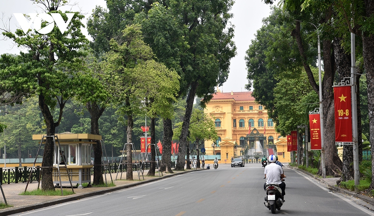 Red flags, banners, and slogans serve to colour Hanoi’s streets, including Hoang Dieu, Hung Vuong, Dinh Tien Hoang, and Thanh Nien, among others, over recent days.