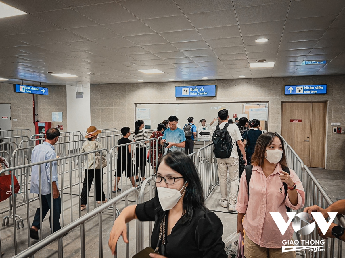 Ghi nhận của PV VOV Giao thông vào ngày đầu tiên thu phí tại 8 ga của tuyến đường sắt đô thị Nhổn - ga Hà Nội đều thu hút khá đông người dân xếp hàng mua vé để di chuyển bằng loại hình phương tiện công cộng này.