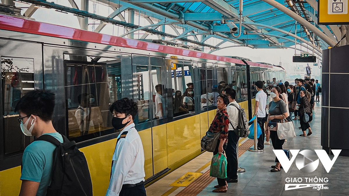 Theo phương án giá vé hiện tại, vé đi một chặng của tuyến là 8.000 đồng/lượt, 12.000 đồng/lượt đi cả tuyến. Vé ngày có giá là 24.000 đồng, có giá trị trong ngày và không hạn chế số lượt di chuyển. Người dân cũng có thể mua vé tháng với giá 200.000 đồng/tháng, ưu tiên dành cho học sinh, sinh viên với mức 100.000 đồng/tháng. Nếu mua tập thể và không thuộc đối tượng ưu tiên, giá vé tháng là 140.000 đồng.