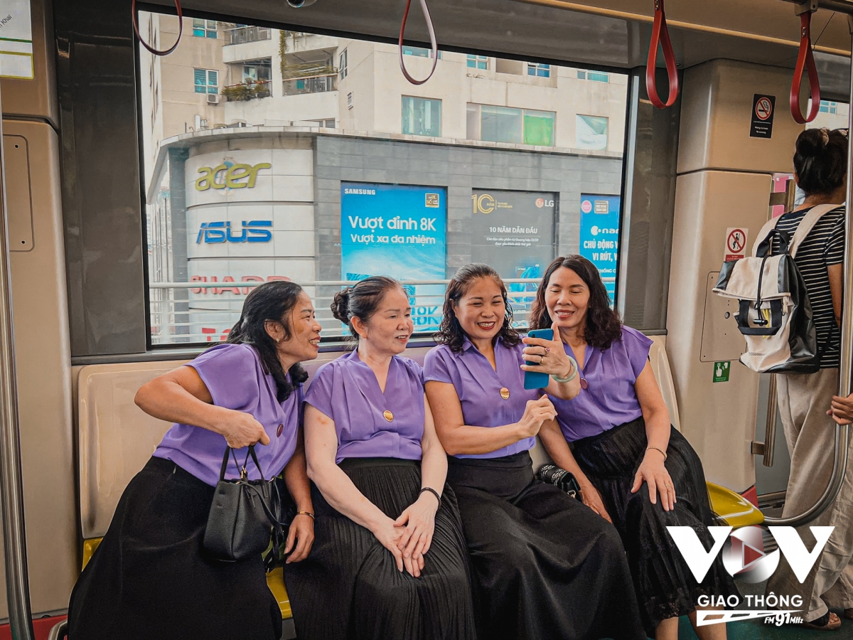 Cô Hoài Thu cùng nhóm bạn thân hôm nay mới có dịp đi trải nghiệm tàu metro chia sẻ: “Đi tàu này nhanh mà tiện quá, thoáng mát, sạch sẽ. Giá cả cũng rẻ, tránh tắc đường cháu ạ”. Với giá vé rẻ, dễ kết nối và hiệu quả trong việc giảm tải ùn tắc giao thông, tiết kiệm thời gian di chuyển tuyến metro Nhổn - Ga Hà Nội đang được kỳ vọng trở thành sự lựa chọn mới mẻ cho người dân.