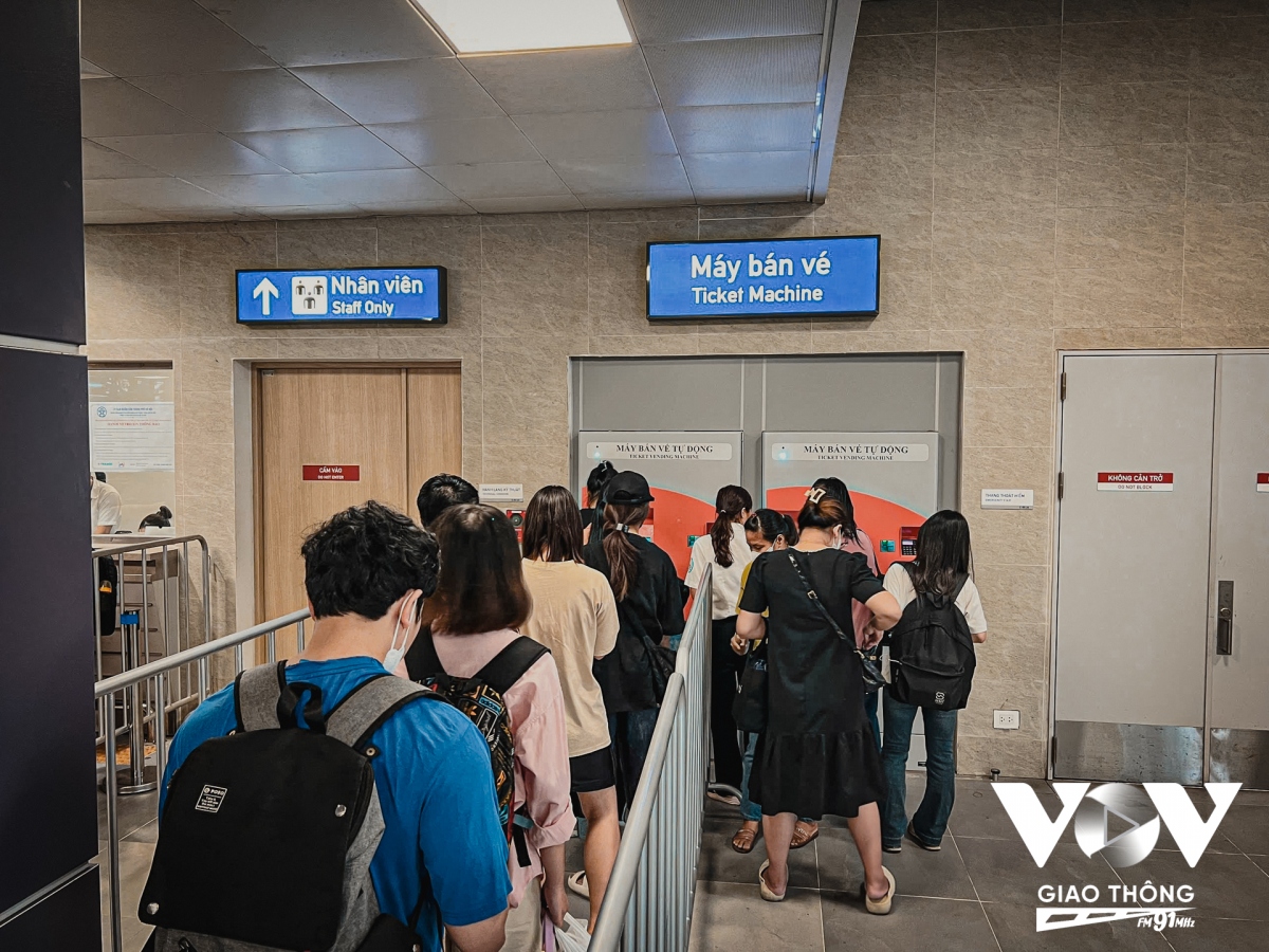 Nhìn chung, lượng khách đến các ga giảm hơn so với những ngày tàu chạy miễn phí, nhưng tín hiệu tích cực là những toa tàu hầu như kín ghế vào giờ cao điểm.