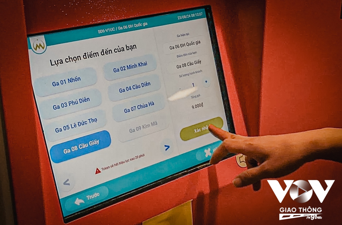 Hoặc người dân có thể dễ dàng mua vé tại máy bán vé tự động. Do chỉ còn khoảng gần chục ngày nữa là hết tháng, nên đơn vị vận hành chỉ áp dụng cho khách mua vé lượt, vé ngày. Việc mua vé tháng cho phép hành khách sử dụng từ tháng 9/2024.