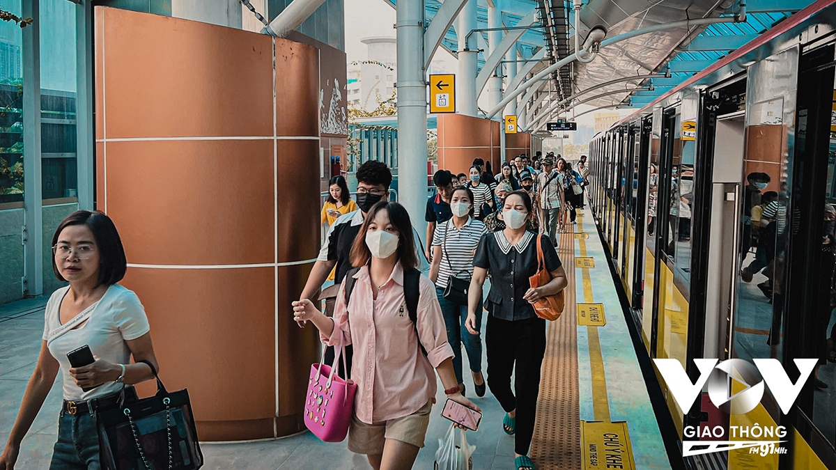 Lượng khách hàng tiềm năng của tuyến metro Nhổn - Ga Hà Nội đang có dấu hiệu tăng lên. Đặc biệt là đối tượng học sinh, sinh viên. Đoạn trên cao của tuyến metro này dù chỉ dài 8,5km nhưng đi qua đến 11 trường đại học, như: Đại học Công nghiệp Hà Nội, Đại học Thương Mại, Đại học Sư phạm Hà Nội, Các trường thành viên của Đại học Quốc gia Hà Nội; Học viện Báo chí và Tuyên truyền; Đại học Giao thông Vận tải...