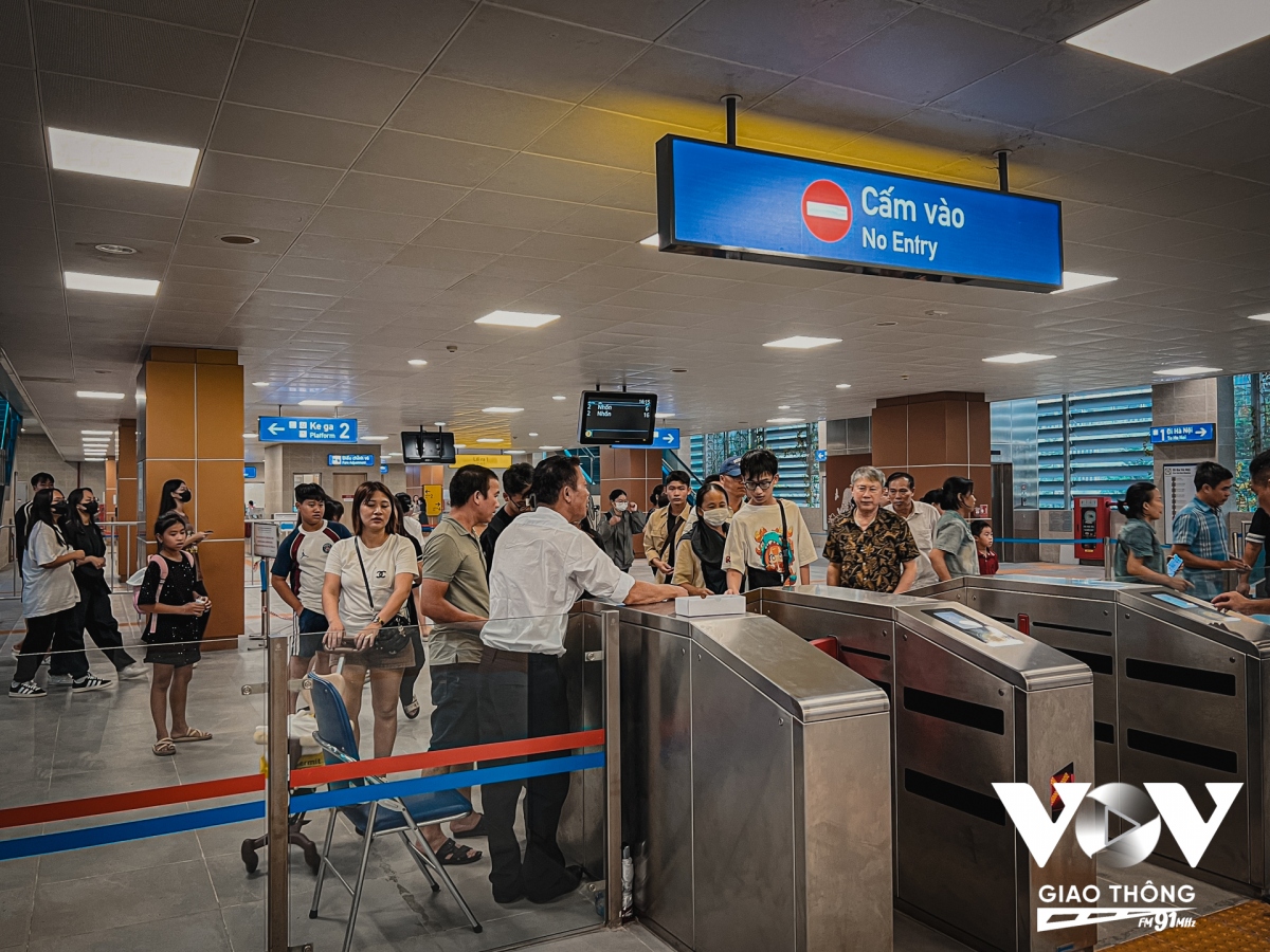Nhân viên nhà ga hỗ trợ, hướng dẫn hành khách rất nhiệt tình.