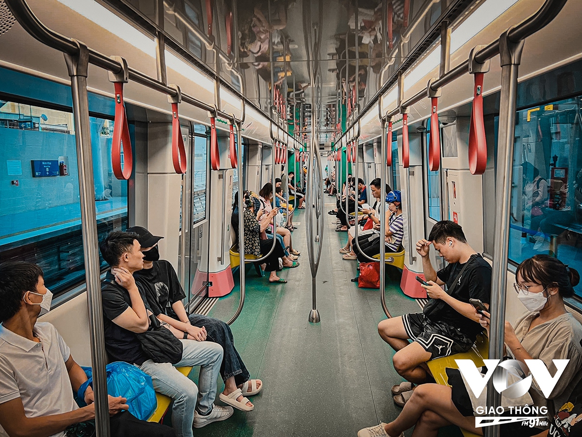 Hành khách đa phần là học sinh, sinh viên và dân công sở.