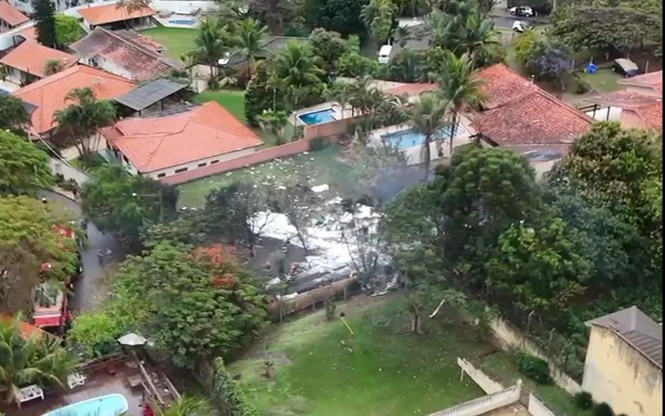 Hiện trường máy bay rơi ở Brazil. Ảnh: CNN.