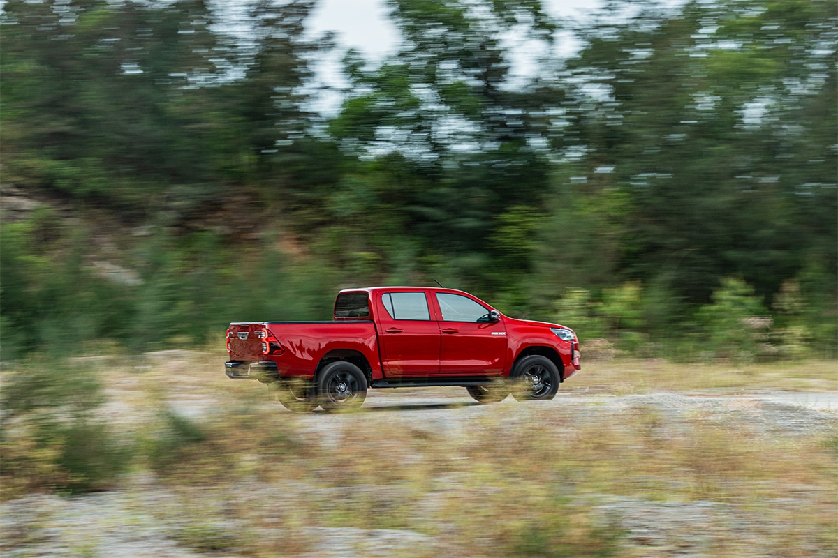 Hilux phiên bản 2.4 4x2AT vận hành mạnh mẽ 