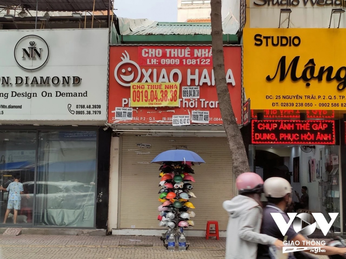 Khoảng 2km trên trục đường Nguyễn Trãi có đến hàng chục mặt bằng treo biển cho thuê