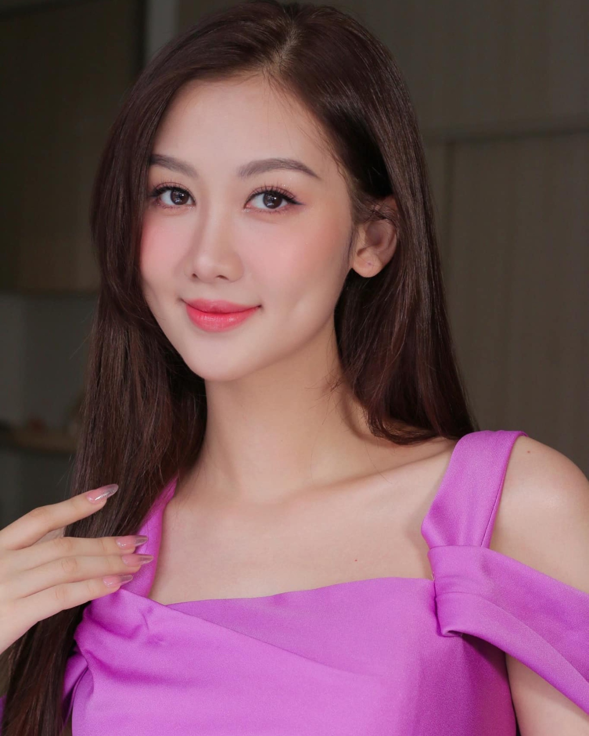 Tại vòng sơ khảo Miss Grand Vietnam 2024, Võ Lê Quế Anh cũng gây ấn tượng với phần hát và rap tiếng Hàn. Cô được đánh giá là một trong những thí sinh nổi bật từ đầu cuộc thi. Người đẹp quê Quảng Nam có gương mặt phúc hậu với đôi mắt to, nụ cười má lúm rạng rỡ.