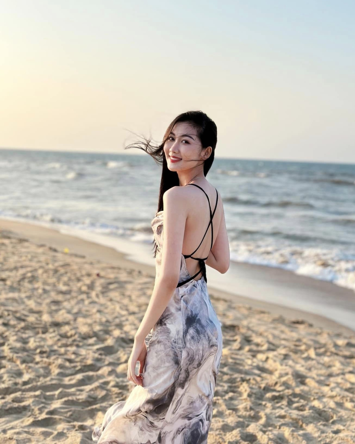 Tân Miss Grand Vietnam 2024 theo đuổi phong cách nhẹ nhàng, mong manh với mái tóc đen dài. Ngoài những lúc chụp hình thời trang, làm người mẫu, Quế Anh ít khi trang điểm đậm ở đời thường.