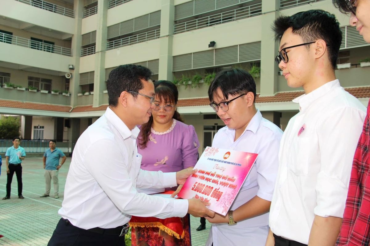 Ông Phạm Minh Tuấn, Phó Chủ tịch Ủy ban MTTQ TP.HCM trao học bổng cho HS-SV nghèo vượt khó học giỏi