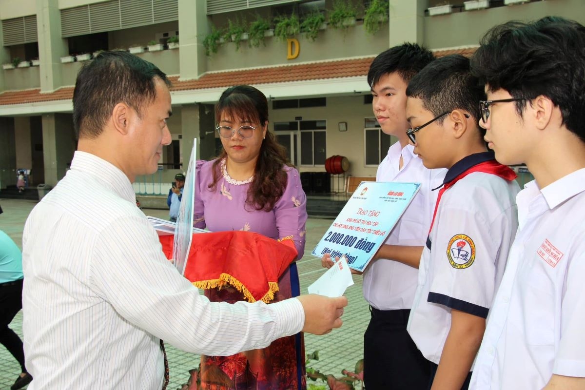 Trao kinh phí hỗ trợ học tập cho các học sinh, sinh viên là con em đồng bào dân tộc thiểu số có hoàn cảnh khó khăn 