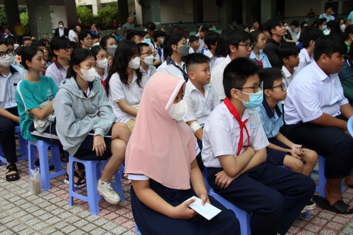 Buổi lễ diễn ra tại Trường THPT Nguyễn Hữu Thọ (Quận 4, TP.HCM) sáng 24/8