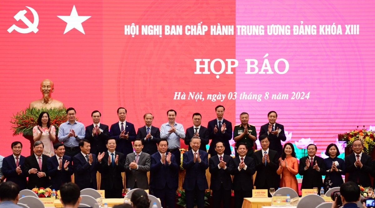 Tổng Bí thư, Chủ tịch nước Tô Lâm chụp ảnh chung tại cuộc họp báo