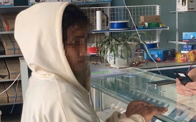 H'Sim Byă được công an đưa tới tiệm điện thoại thực nghiệm hiện trường vụ cướp điện thoại. 
