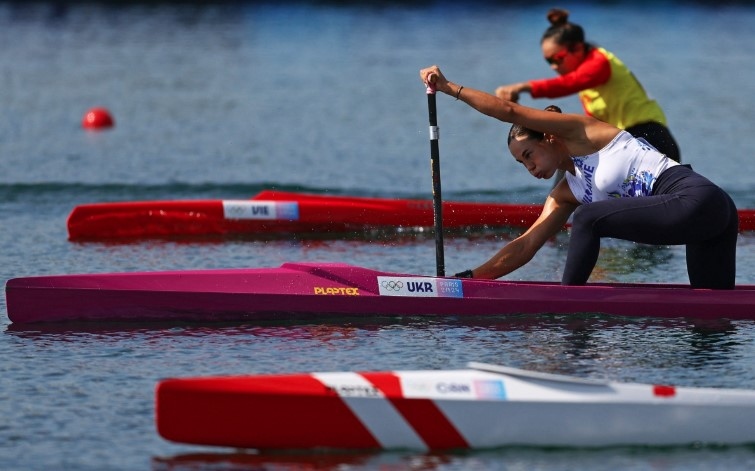 Canoeist Nguyen Thi Huong competes in the women's C1 200m event (Photo: Reuters)