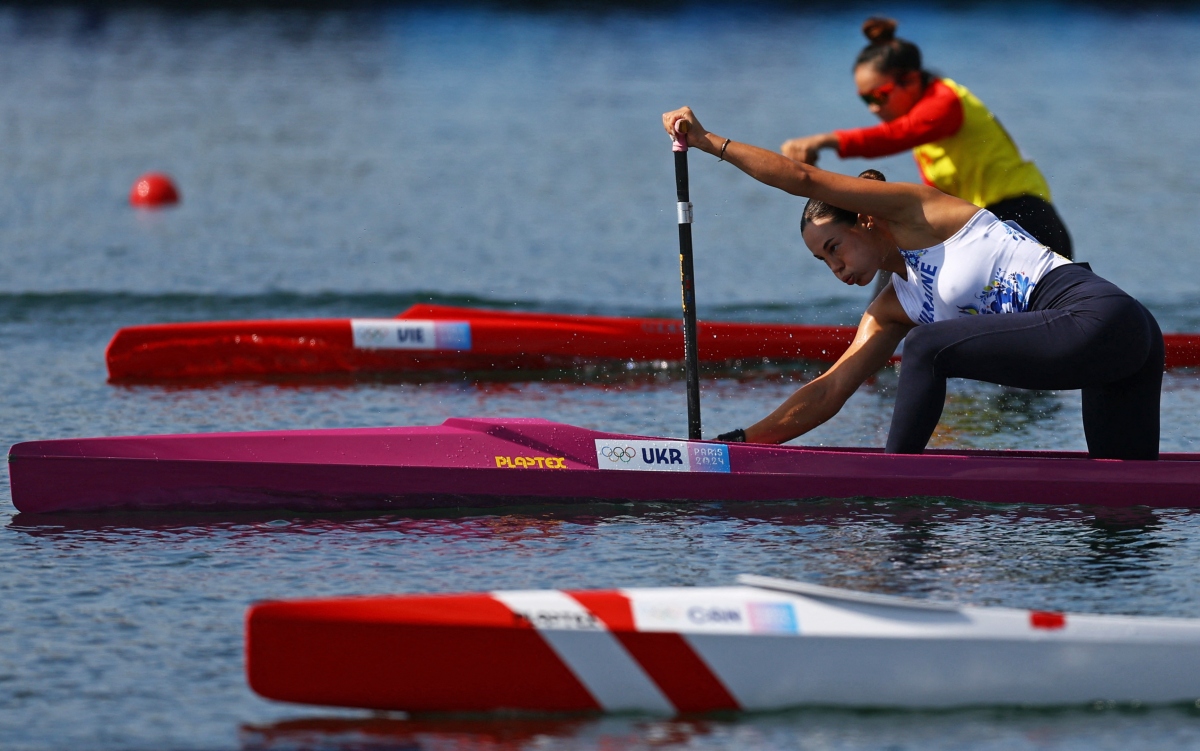 Nguyễn Thị Hương (áo vàng, phía xa) tranh tài ở Olympic Paris 2024. (Ảnh: Reuters). 