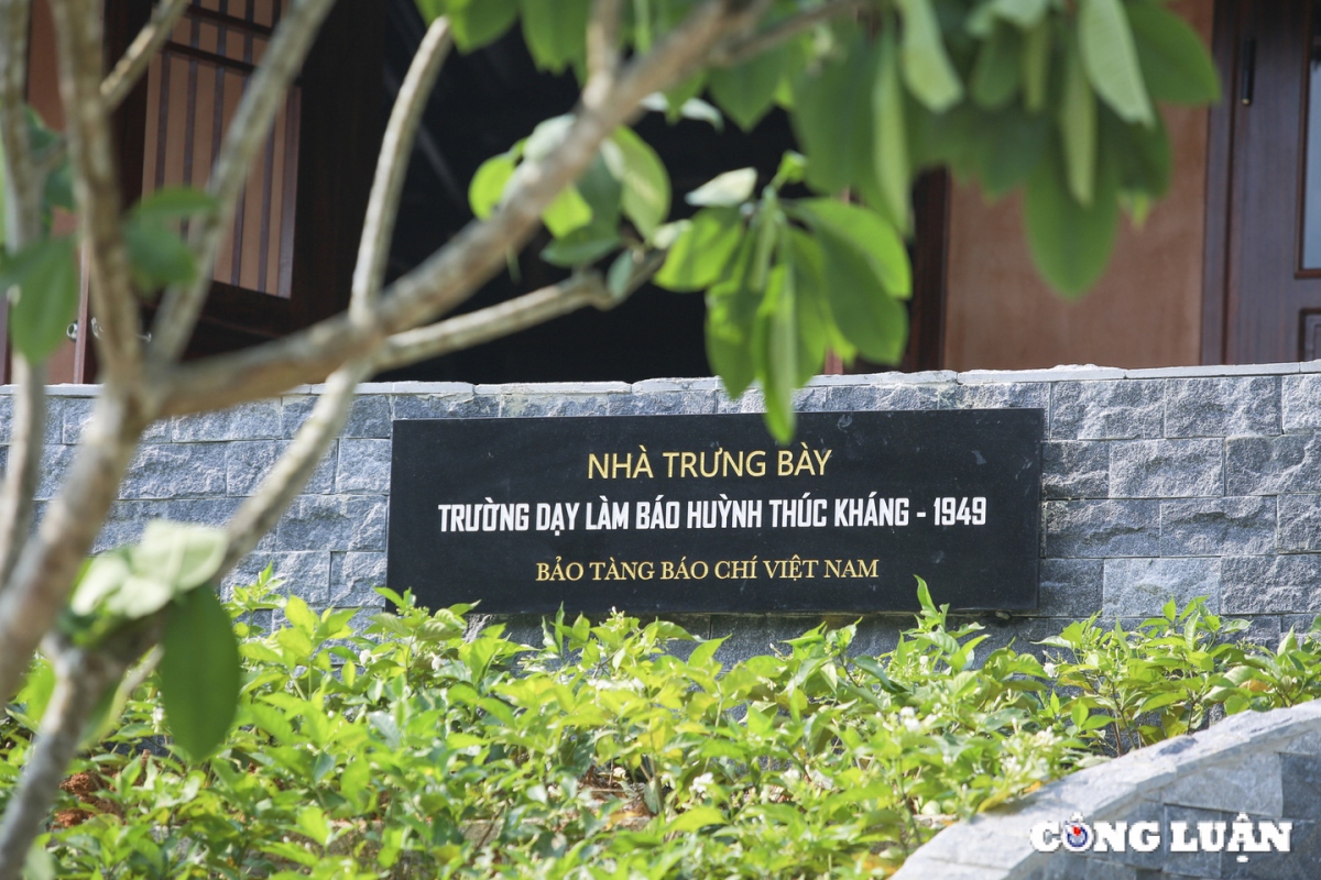 Phía trên tầng 2 là nhà trưng bày Trường dạy làm báo Huỳnh Thúc Kháng.
