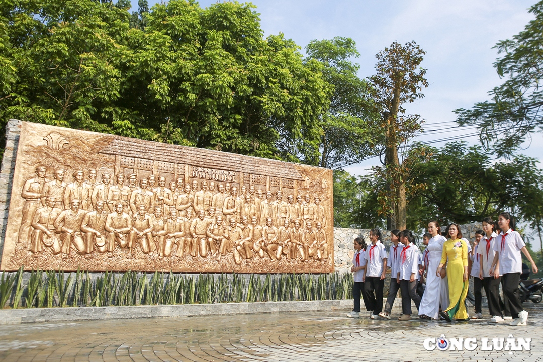 Sau khi biết tin công trình cơ bản đã hoàn thành, chỉ còn hoàn thiện chỉnh trang một số thứ, nhiều người dân trên địa bàn đã đến tham quan sớm.