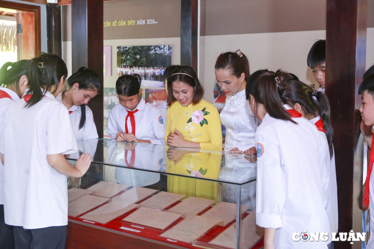 “Nhằm giáo dục truyền thống lịch sử cho các em học sinh, hằng năm, các giáo viên của trường cũng tổ chức nhiều hoạt động ngoại khóa, tham quan thực tế tại các địa chỉ đỏ. Thông qua hoạt động này, nhằm giáo dục truyền thống yêu nước để từ đó các em biết trân trọng, biết ơn những thế hệ cha anh đi trước, kế thừa và phát huy những truyền thống tốt đẹp của dân tộc” – cô Hương Quỳnh nói.