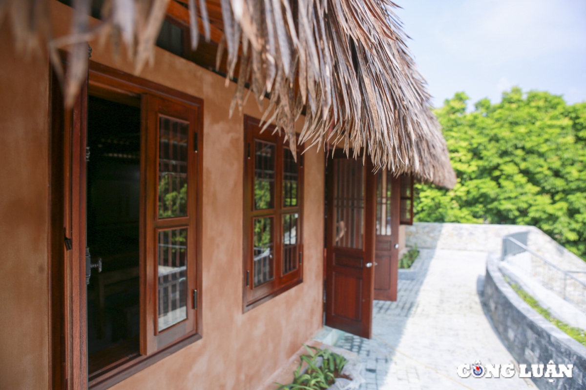 Nhà trưng bày về Trường dạy làm báo Huỳnh Thúc Kháng, dưới hình thức căn nhà cấp 4 rộng 80 m2 xây trên đồi cao, phỏng dựng theo tài liệu ghi chép và một số hình ảnh tư liệu để lại, xưa là nhà tre nứa, nay là nhà khung gỗ, mái lá nhân tạo chống cháy.