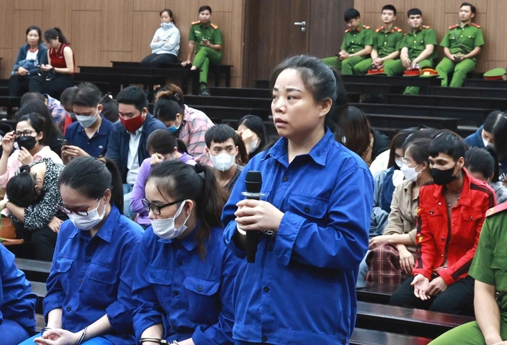 Bị cáo Zhang Min (đứng), trưởng bộ phận đòi nợ.