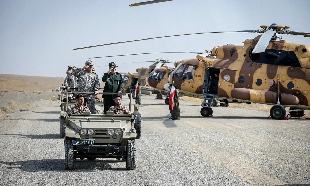 Lãnh đạo Lực lượng Vệ binh Cách mạng Hồi giáo Iran (IRGC) kiểm tra trực thăng trong một cuộc tập trận tại khu vực Aras, tỉnh Đông Azerbaijan, hồi năm 2022. Ảnh: Reuters