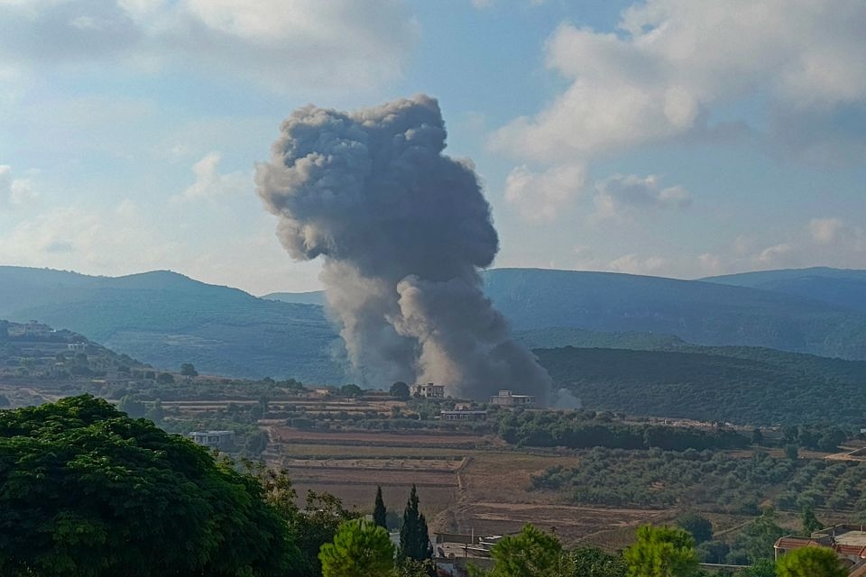 Khói bốc lên từ khu vực Zibqin ở miền Nam Lebanone sau một cuộc không kích của Israel. Ảnh: Getty