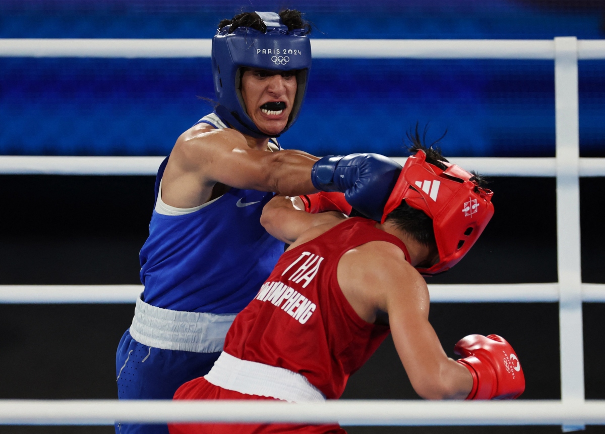 Imane Khelif áp đảo Janjaem Suwannapheng. (Ảnh: Reuters). 