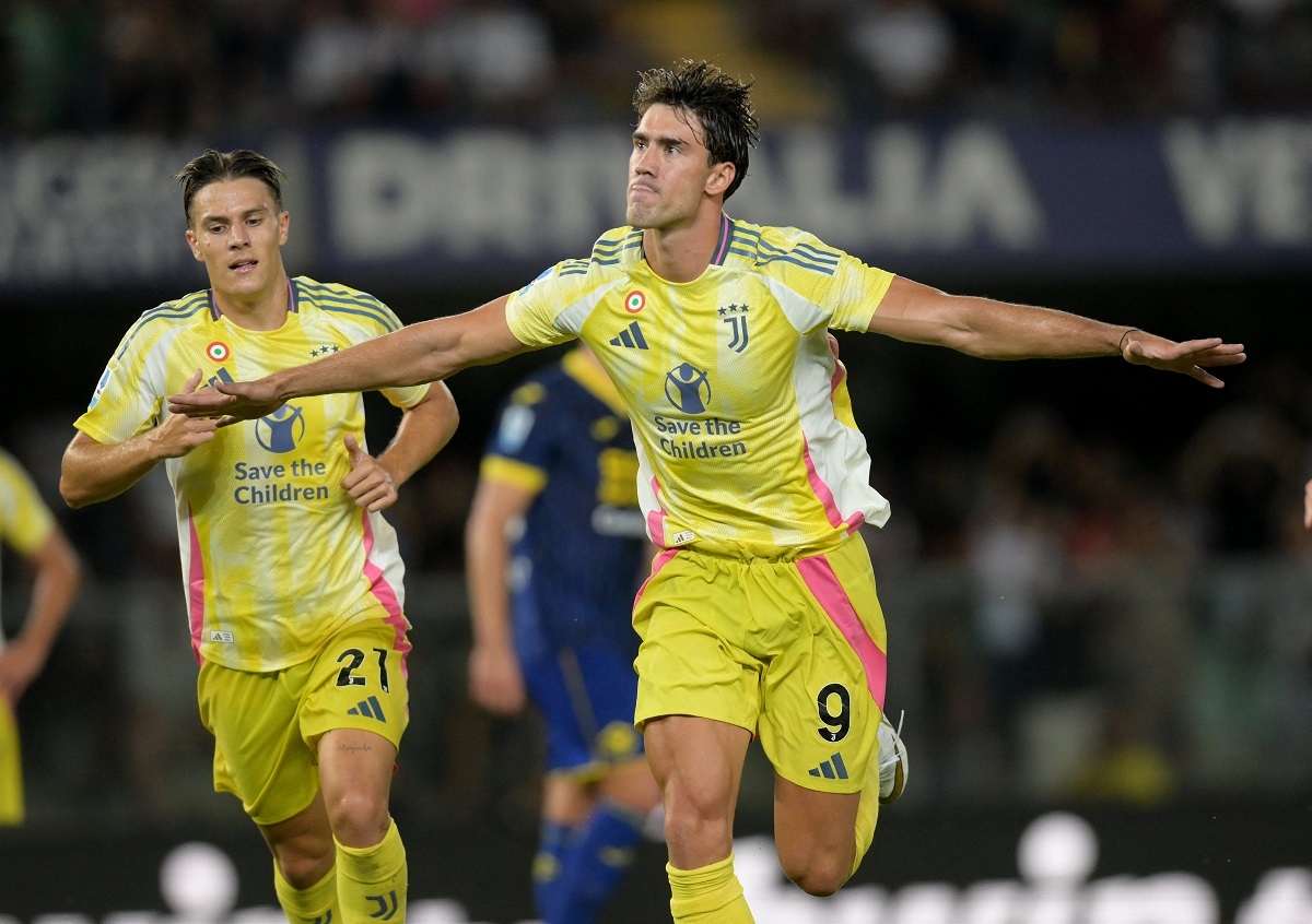 Vlahovic ăn mừng sau khi giúp Juventus chiến thắng. (Ảnh: Reuters). 