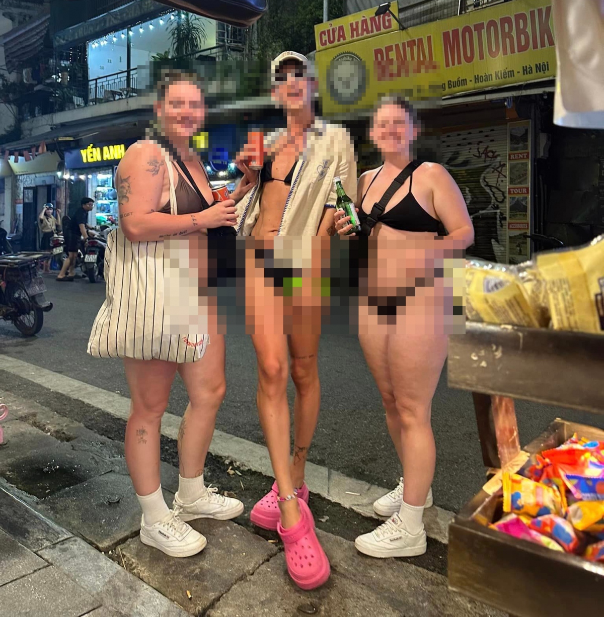 Hình ảnh một số khách du lịch nước ngoài mặc trang phục bikini trên đường phố Hà Nội. Nguồn: Facebook