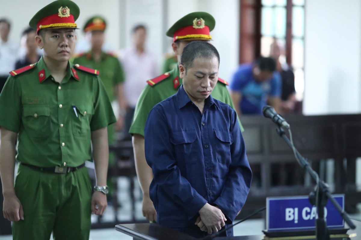 Khi được áp giải vào phòng xử án bị cáo Nguyễn Minh Phúc đã bật khóc khi nhìn thấy mẹ già và người thân. (Ảnh: M.T)