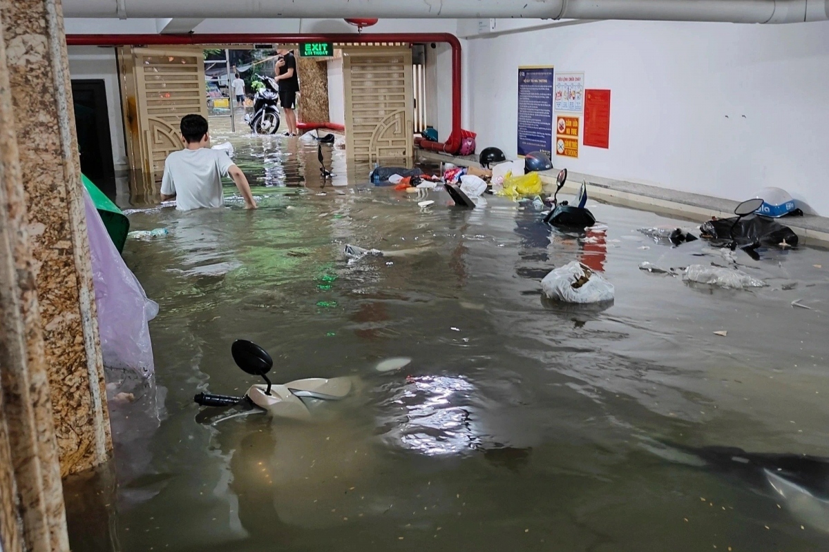 Nước ngập sâu trong nội thành Hà Nội