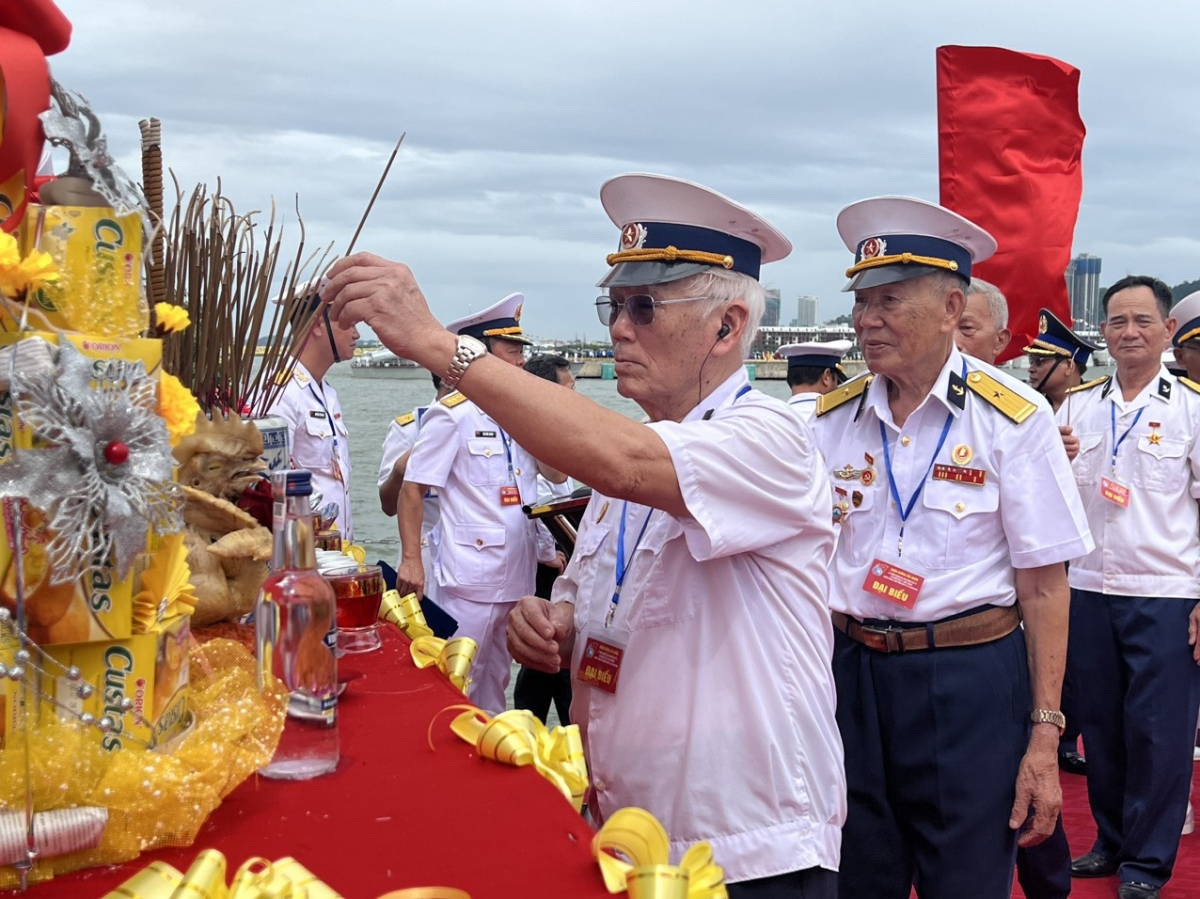 Các cựu binh kính cẩn trước anh linh đồng đội