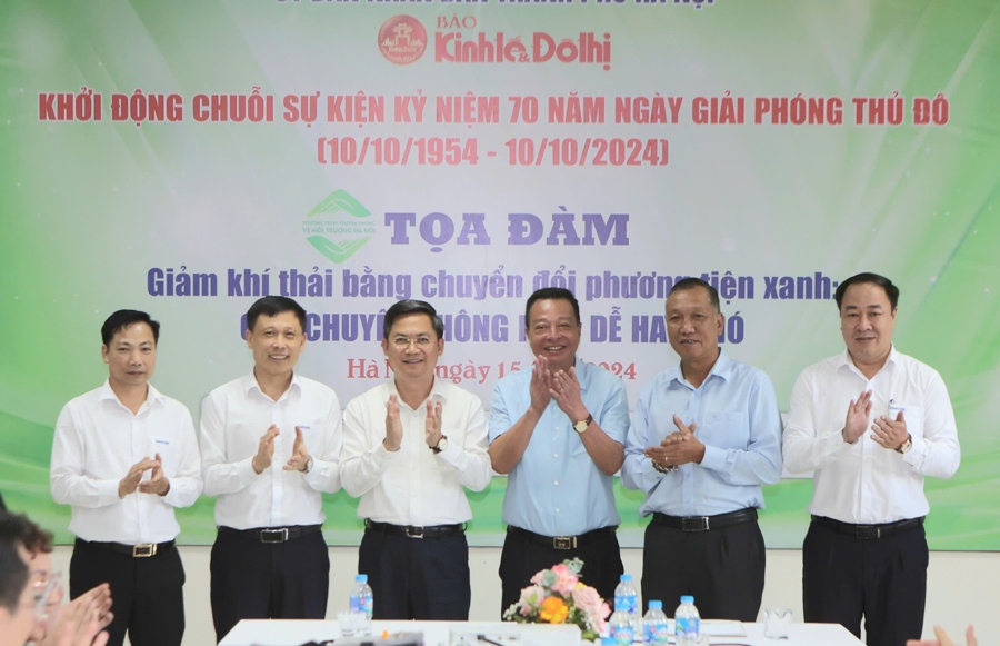 Các đại biểu thực hiện nghi thức ra mắt Chuyên mục Chào mừng 70 năm Ngày Giải phóng Thủ đô.