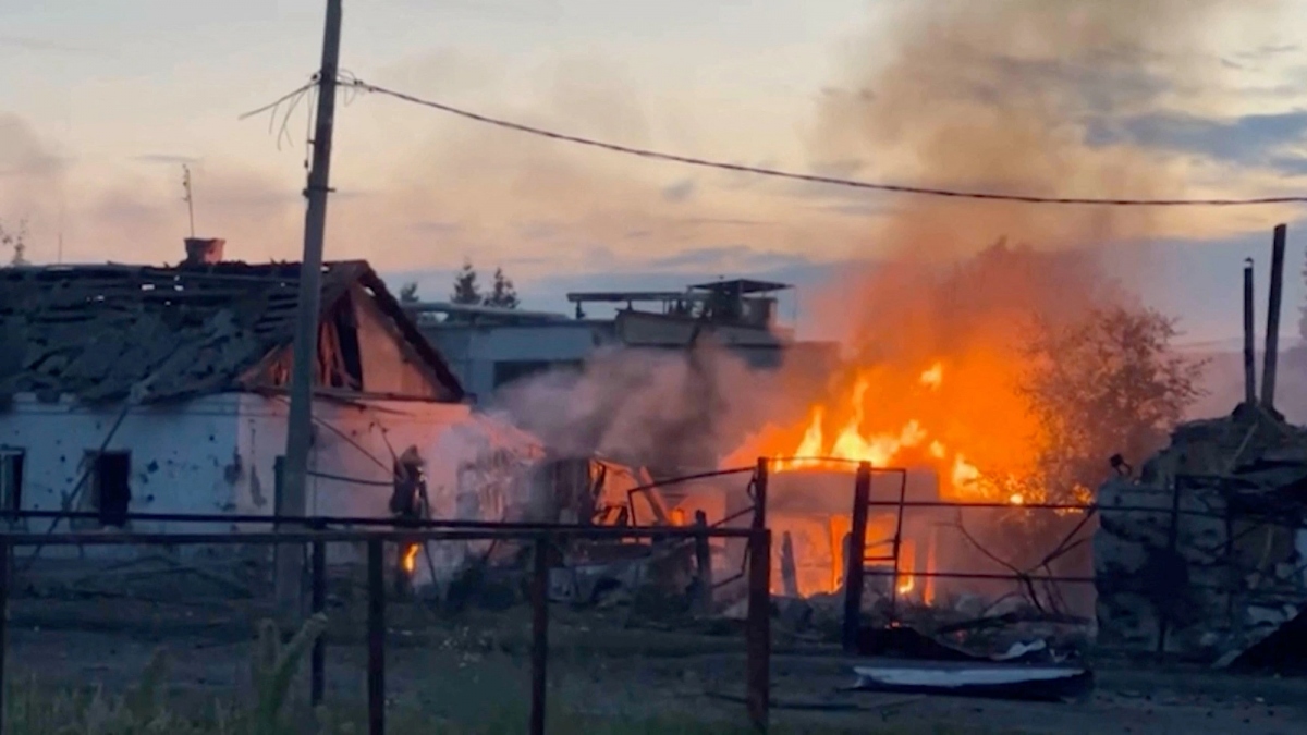 Một ngôi nhà thuộc khu vực Kursk của Nga bốc cháy sau một cuộc tấn công của Ukraine. Ảnh: Reuters.