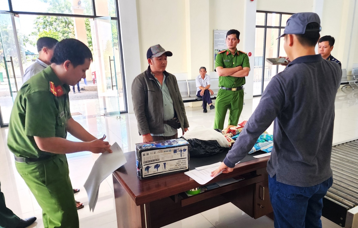 Lực lượng kiểm soát đang kiểm tra hành lý đối với Tang Hour