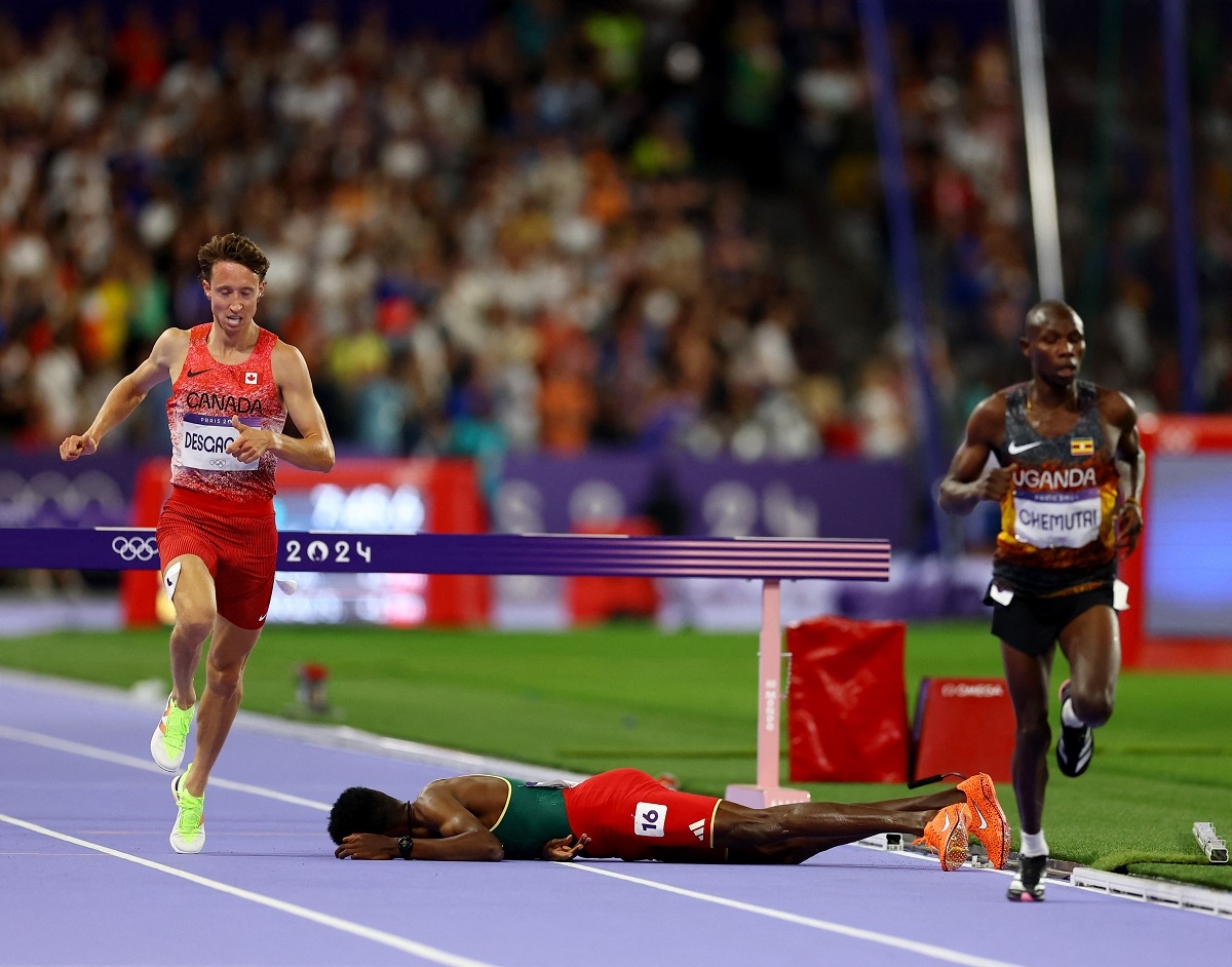 Lamecha Girma gục ngã trên sân. (Ảnh: Reuters). 
