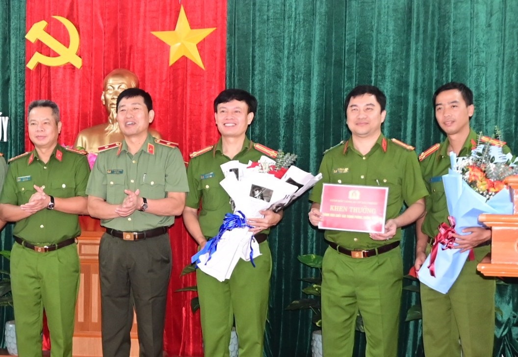 Lãnh đạo CA Hải Phòng khen thưởng lực lượng tham gia phá án (Ảnh: CA Hải Phòng)