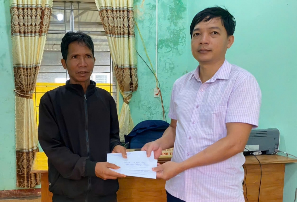 Lãnh đạo UBND xã Chư Pơng, huyện Chư Sê hỗ trợ gia đình có người ngộ độc thịt cóc. (ảnh: Hữu Phúc)