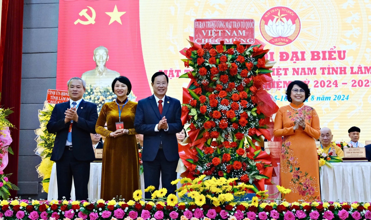 Lãnh đạo Ủy ban Trung ương MTTQ Việt Nam tặng hoa chúc mừng đại hội.
